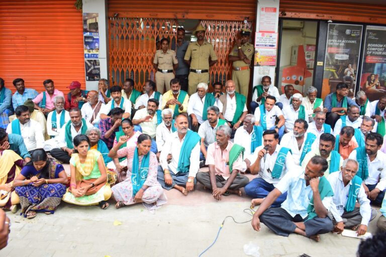 Farmers protest against Bank of Baroda mandya