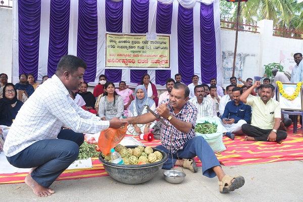 ತರಕಾರಿ ಮಾರಾಟದೊಂದಿಗೆ ವಿನೂತನ ಪ್ರತಿಭಟನೆ