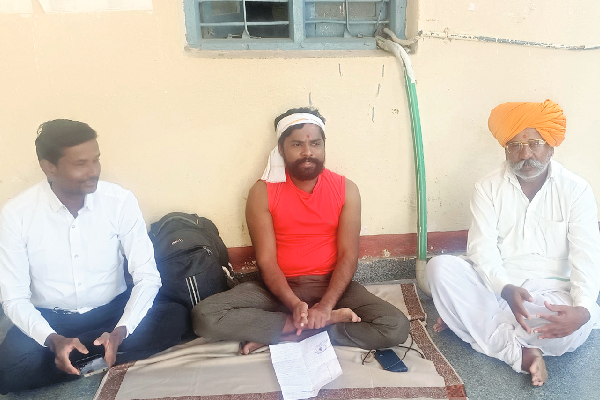 Protest by three members in Hullura Gramam premises