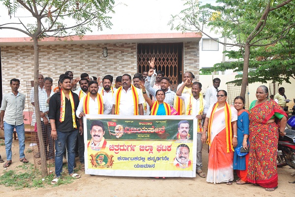 ಶೌಚಗೃಹ ಉದ್ಘಾಟಿಸಲು ಒತ್ತಾಯ