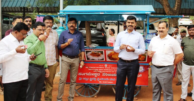 ಮಹಿಳಾ ಕ್ಯಾಂಟೀನ್‍ನಲ್ಲಿ ಉಪಹಾರ ಸವಿದ ಸಿಇಓ, ಎಡಿಸಿ