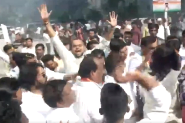 VIDEO | ಹೈದರಾಬಾದ್‌ ಕಚೇರಿಯ ಮುಂದೆ ಕಾಂಗ್ರೆಸ್ ಕಾರ್ಯಕರ್ತರ ಸಂಭ್ರಮಾಚರಣೆ