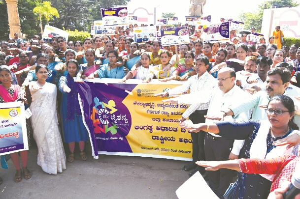 ಹೆಣ್ಣುಮಕ್ಕಳಿಗೆ ಪ್ರಾಶಸ್ತ್ಯ ಅತ್ಯಗತ್ಯ  – ಜಿಪಂ ಸಿಇಒ ಸುರೇಶ್ ಬಿ. ಇಟ್ನಾಳ್ ಹೇಳಿಕೆ -ಲಿಂಗತ್ವ ದೌರ್ಜನ್ಯ ಜಾಗೃತಿ ಜಾಥಾ