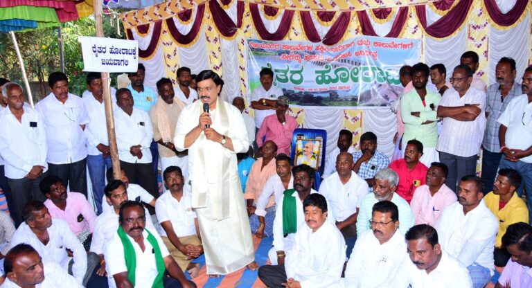 farmers protest MLA Janardhana reddy visit water problem