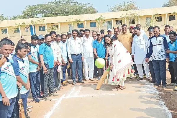 Samyukta Patil, Cricket Tournament, Basavanbagewadi, Government Servant,
