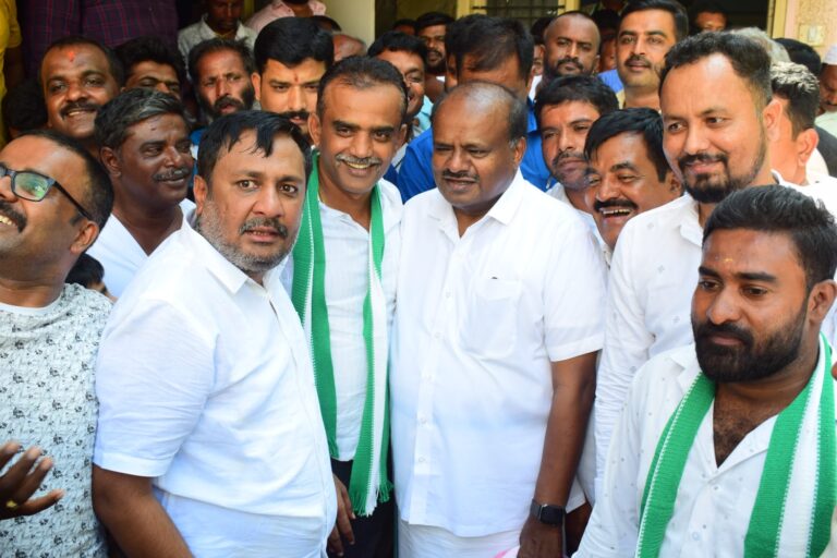 Former CM HDK visits Vijayananda residence Mandya