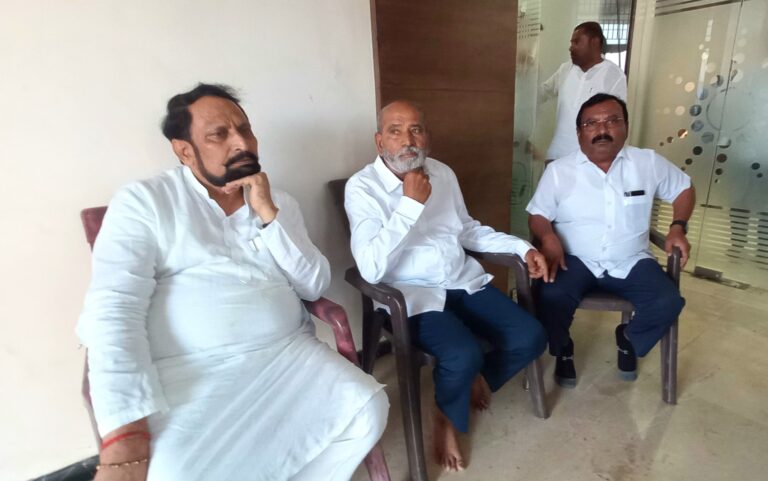 Lakshman savadi visit to MP Sanganna karadi house koppal