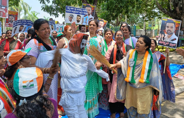 Mahila Congress protest against MP Prajwal Revanna mandya